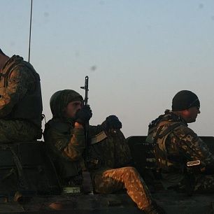 Батальон Азов уничтожил под Мариуполем технику боевиков (ВИДЕО)