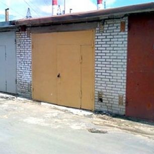 В Бердянске троица чистила гаражи на пустырях