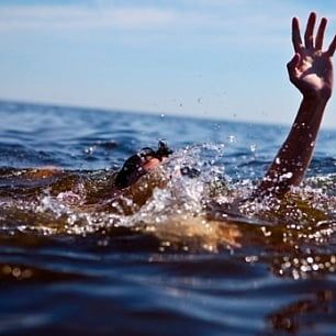 Бердянского пловца спасли в 700 метрах от берега
