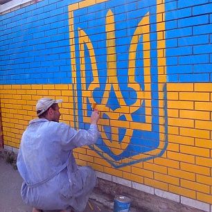На желто-голубом заборе бердянского авторынка появился самый большой герб Украины в городе