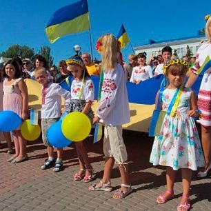 Вышиванки и национальная символика в Бердянске на День города