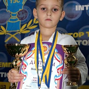 Каратисты клуба "Дзаншин" в Симферополе завоевали 18 медалей и 12 кубков