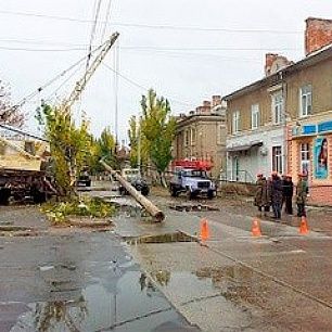 Газель сбила две электроопоры в центре Бердянска