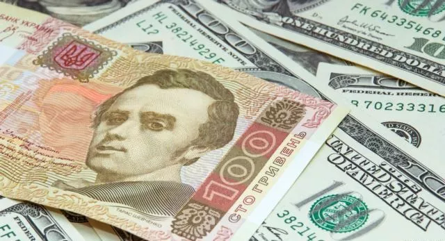 Украинцы массово бросились сдавать доллар