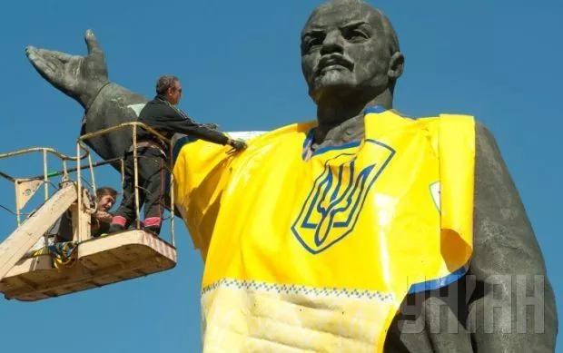 В Запорожье сносят самый большой памятник Ленину (ОНЛАЙН)