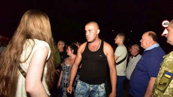 В Торецке пьяные местные жители блокировали движение техники ВСУ