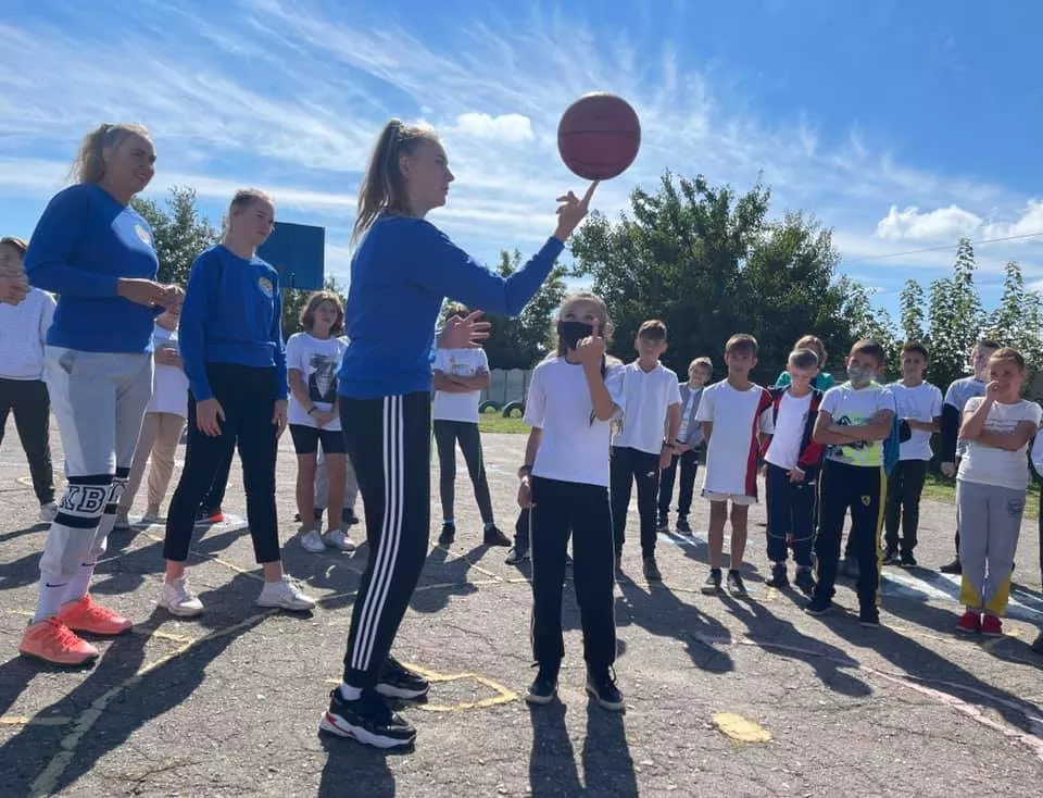 Баскетболистки «Чайки» проводят крутые спортивные флешмобы для бердянских школьников