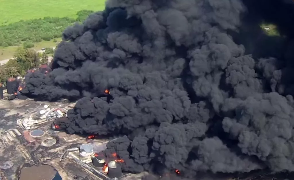 Пожар на нефтебазе под Киевом с высоты (ВИДЕО)