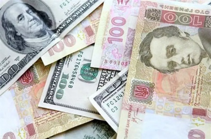 НБУ укрепил официальный курс гривни к доллару и евро