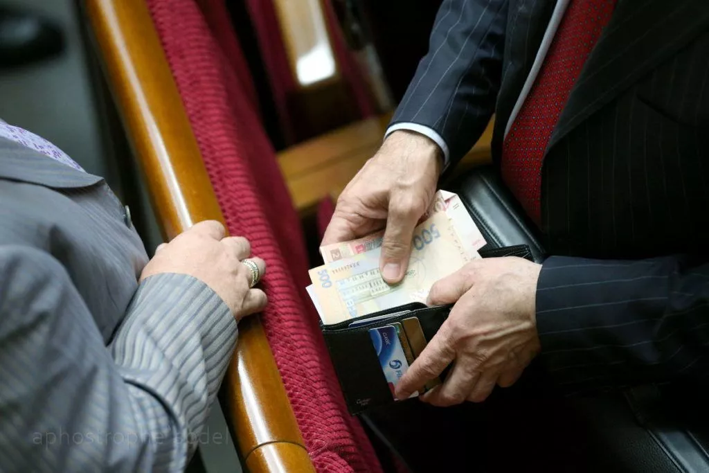 Парубий предупредил, что депутаты могут остаться без зарплаты