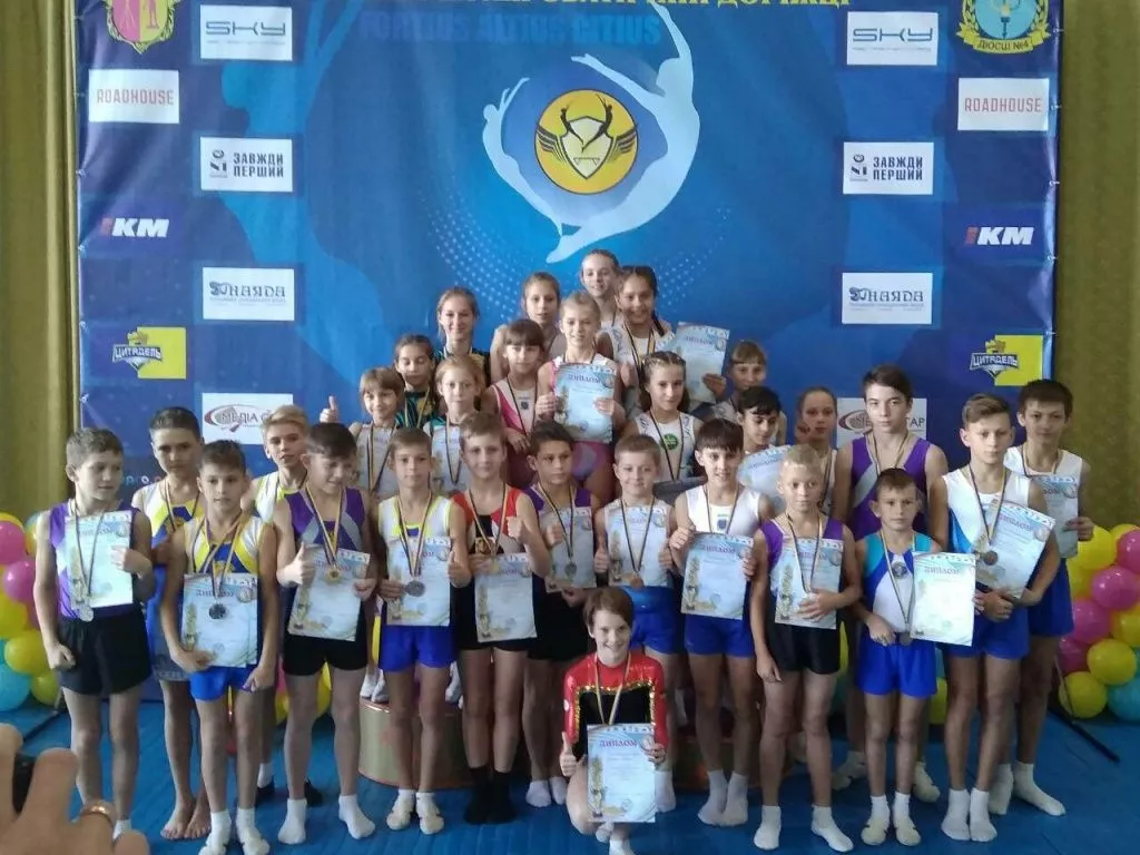 Спортсмены «Спортивной школы акробатики «Авангард» завоевали в Каменском 5 серебряных и 1 золотую медаль