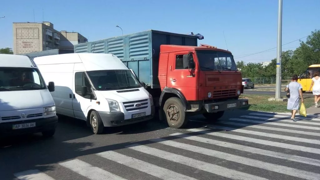 На остановке «Спорткомплекс» столкнулись микроавтобус и «КАМАЗ»
