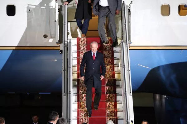 Вице-президент США прибыл в Киев