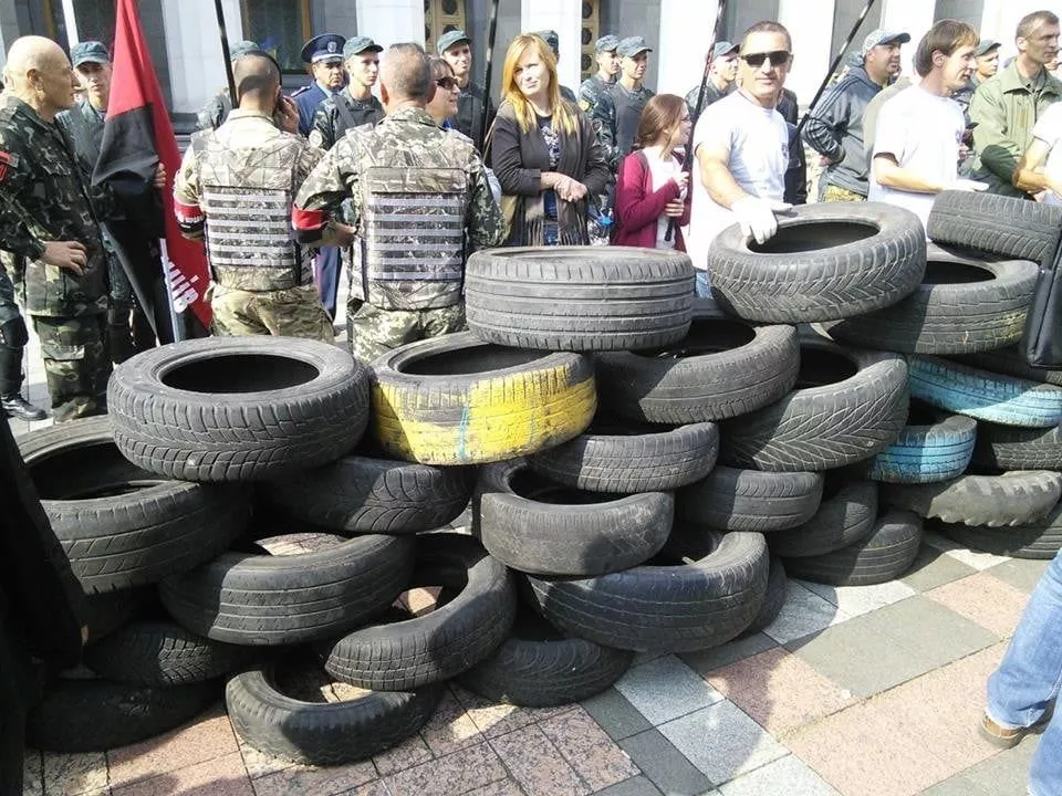 Активисты принесли шины под Раду и уже провели первую "народную люстрацию" мусорным баком