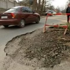 В Бердянске из-за нищеты "пломбируют" ямы на дорогах металлургическим шлаком