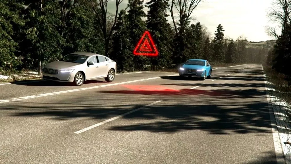 Автомобили Volvo смогут предупреждать друг друга о гололеде - видео