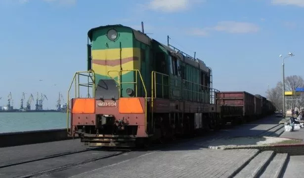 Подозрительный пакет стал причиной задержки движения поезда в Бердянский морской порт