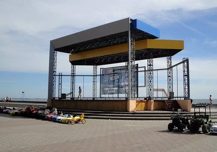 Ремонт сцены на Приморской площади завершен
