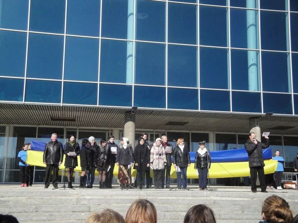 В Бердянске «Шевченковские дни» и первое исполнение Государственного Гимна Украины отметили флэш-мобом и митингом