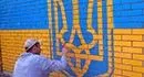 На желто-голубом заборе бердянского авторынка появился самый большой герб Украины в городе