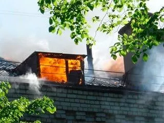 В Бердянске горящий дом на ул Чубаря тушили три пожарные бригады