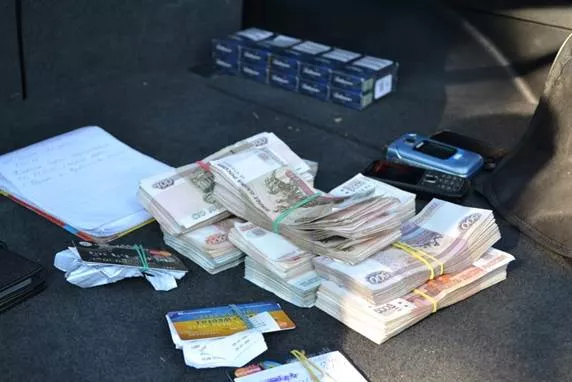 СБУ заблокировала схему незаконного обмена гривен, похищенных в луганских банках (видео)