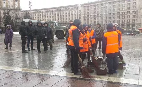 На Майдане демонтируют палатки