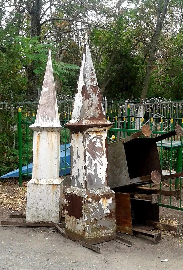 В Бердянске вандалы разгромили "Старое кладбище"