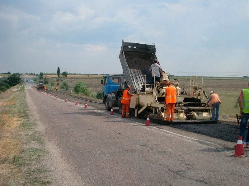 Дорожники ремонтируют автодорогу Энергодар – Васильевка – Бердянск
