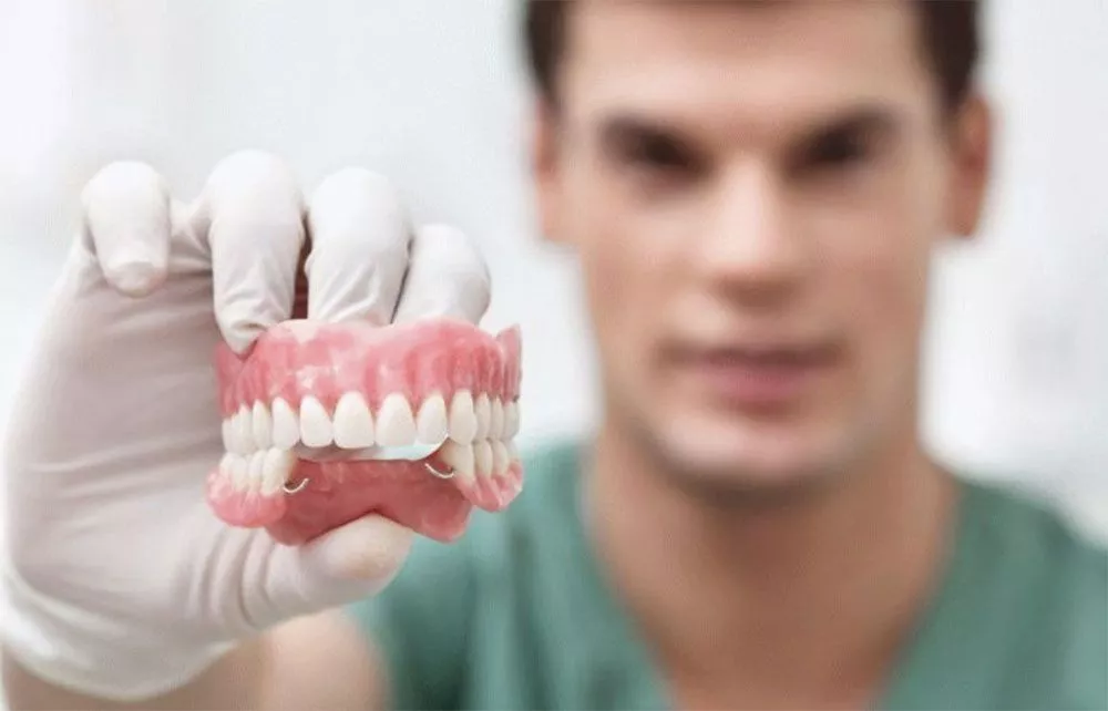 Восстанавливаем зубы: какие бывают съемные протезы?