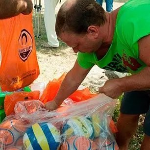 Футболист "Шахтера" в Бердянске передал гуманитарную помощь детям из зоны АТО