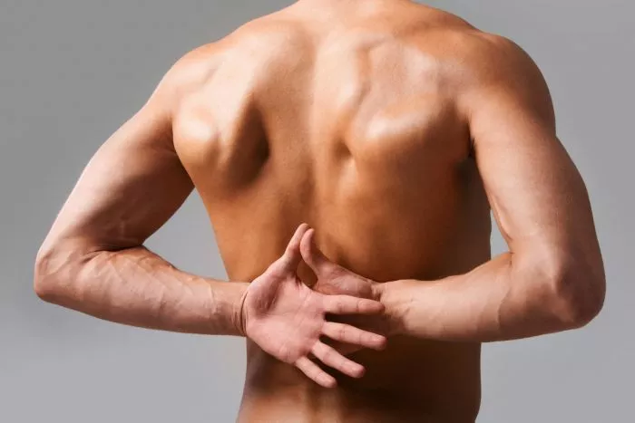Если беспокоят боли в спине, не стоит стесняться носить ортопедические корсеты