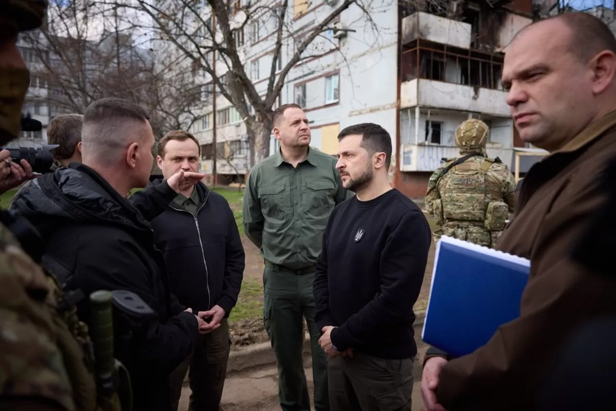 Зеленський ознайомився з перебігом ліквідації наслідків російського удару по Запоріжжю 22 березня