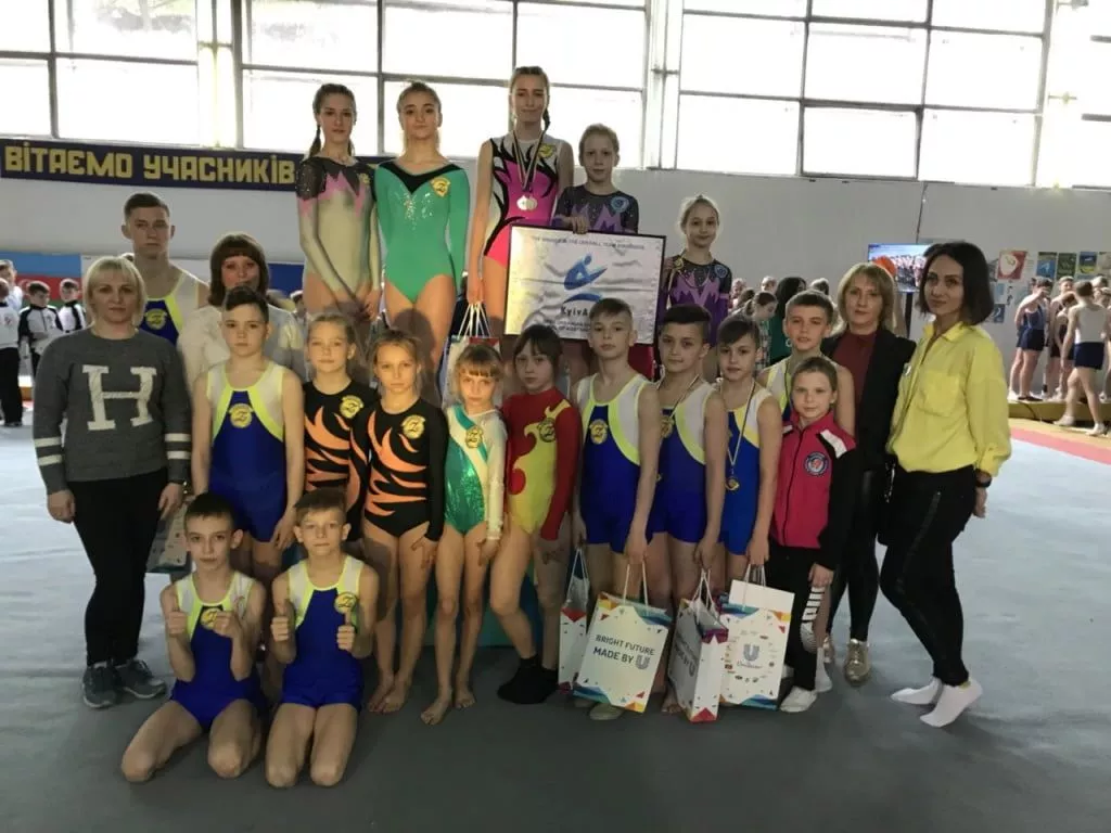 Бердянские спортивные акробаты в составе областной команды победили в Киеве
