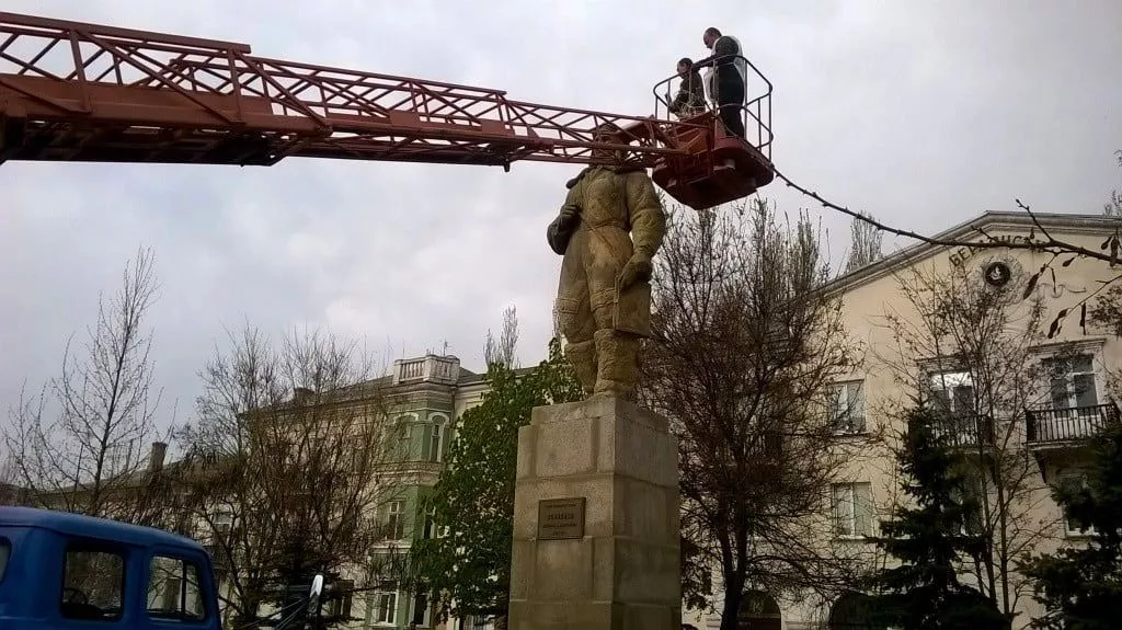 К майским праздникам в Бердянске обновили памятник Полине Осипенко