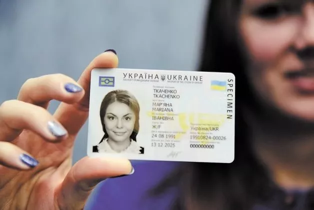 Виробники ID-карток пояснили, як перевірити справжність документа