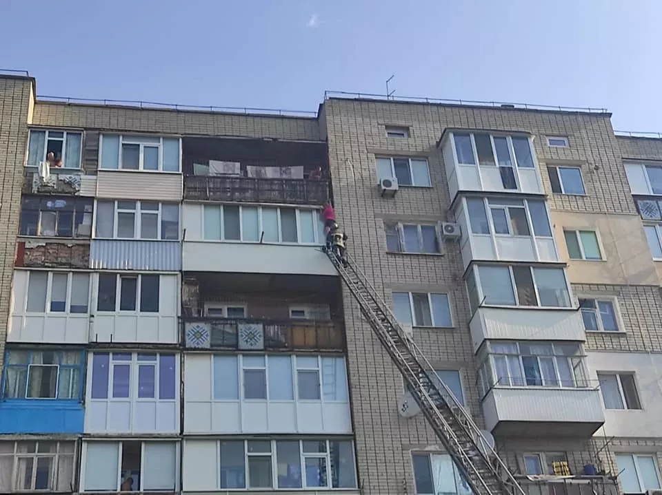 Чудесное спасение. Жительница Бердянска выпала с девятого этажа, но зацепилась за подоконник