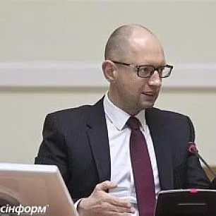 Яценюк распорядился подготовиться к переходу экономики на военные рельсы