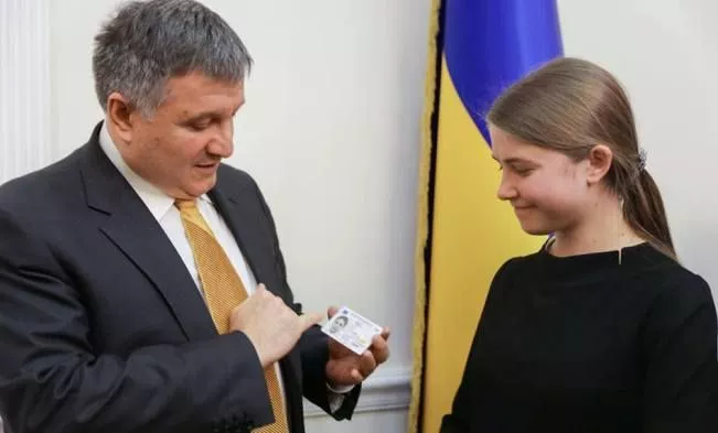 Первые 20 украинцев получили ID-карты
