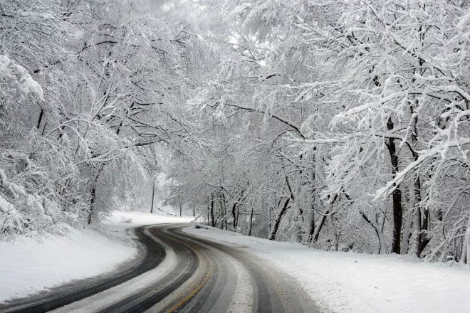 Погода в Украине: сильный снег, метели, заносы