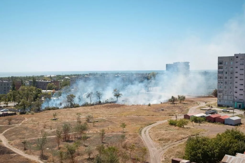 В Бердянске в двух микрорайонах горел сухостой травы