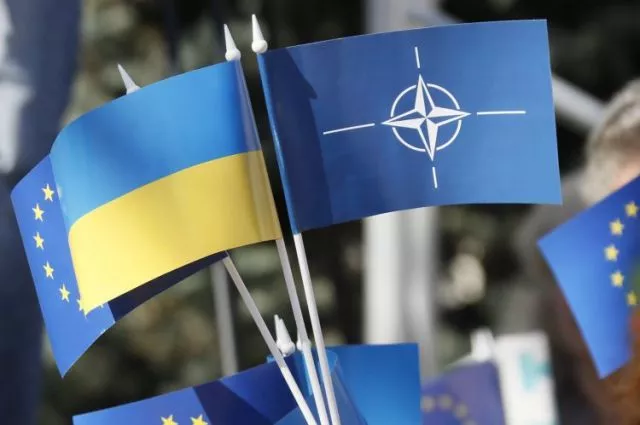 Половина украинцев хотят в НАТО и ЕС