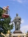 Сегодня в Бердянске на постамент водрузили фигуру графа Воронцова, открытие памятника - 17 сентября