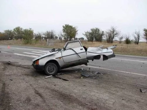 На трассе Энергодар - Бердянск Mercedes разорвал Таврию пополам - есть жертвы - фото - видео