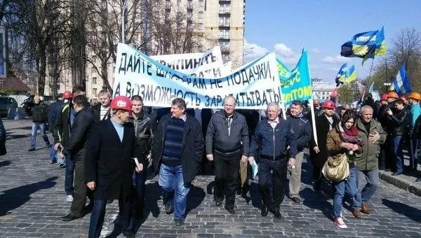 Протестующие шахтеры прорвались через охрану и приблизились к зданию администрации президента Украины (ОБНОВЛЕНО)