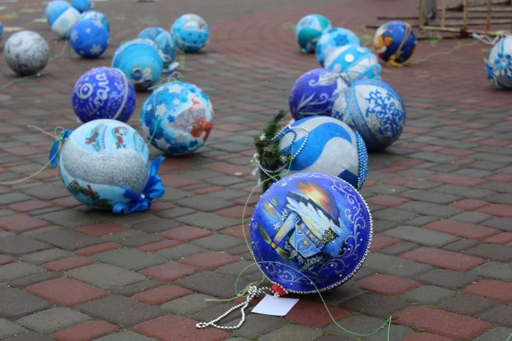 Міську новорічну ялинку прикрасили іграшки, які зробили бердянські діти