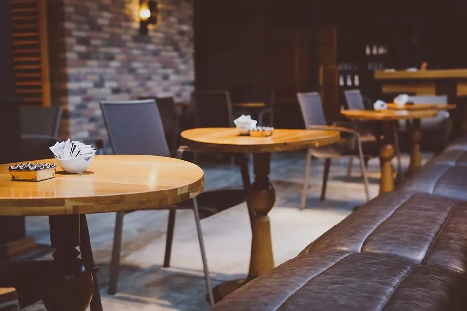 Какие столы покупать для кафе, красивые или вандалоустойчивые?