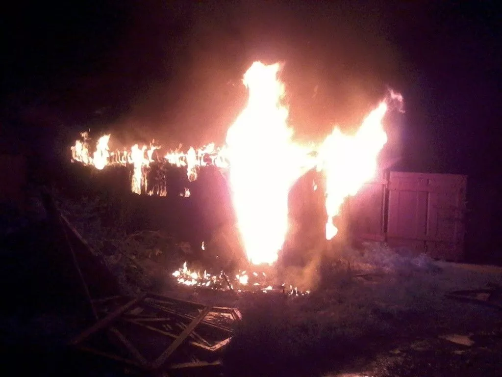В Бердянске в районе улицы Морозова сгорело 5 гаражей