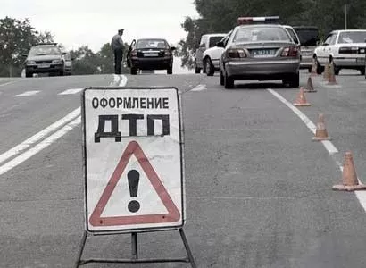 В Бердянске "Опель" врезался в "Ниссан" и сбил пешеход