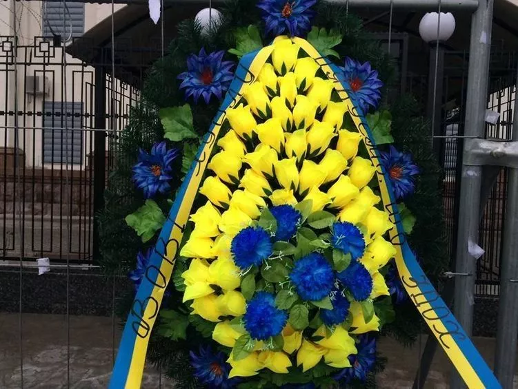 Под посольство РФ в Киеве принесли похоронный венок для Путина